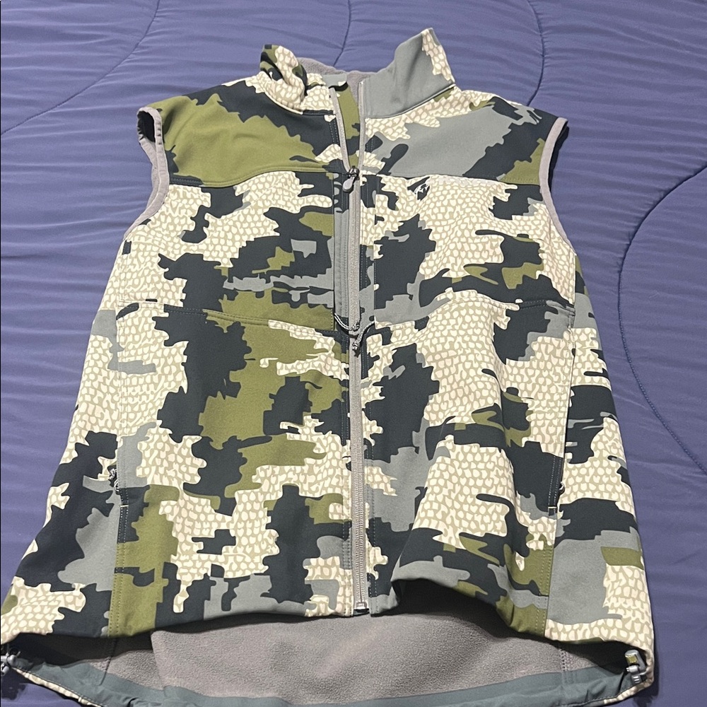 Guide PRO Vest by Kuiu. Never worn. Size large.